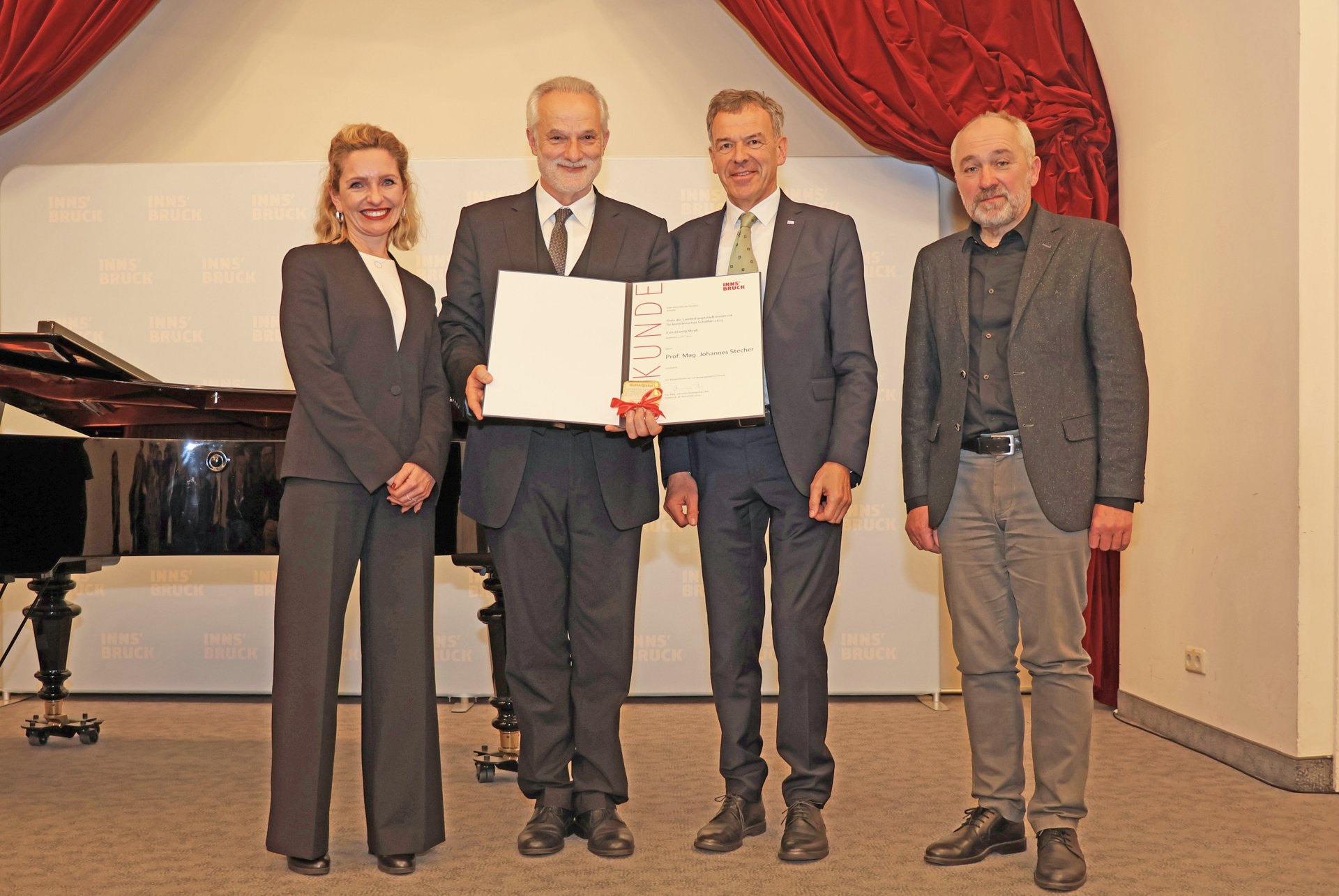 Prof. Johannes Stecher, langjährigee Leiter der Wiltener Sängerknaben und des Mädchenchors Wilten, bekam am 18. November den „Preis der Landeshauptstadt Innsbruck für künstlerisches Schaffen 2025“ in der Sparte Musik überreicht. Vizebürgermeister Georg Willi, Kulturamtsleiterin Isabelle Brandauer und der Laudator Maximilian Bauer gratulierten im Ursulinensaal.